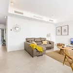 Vivi Homes - Rembrandt Pool, Sauna, Gym & Sea View
