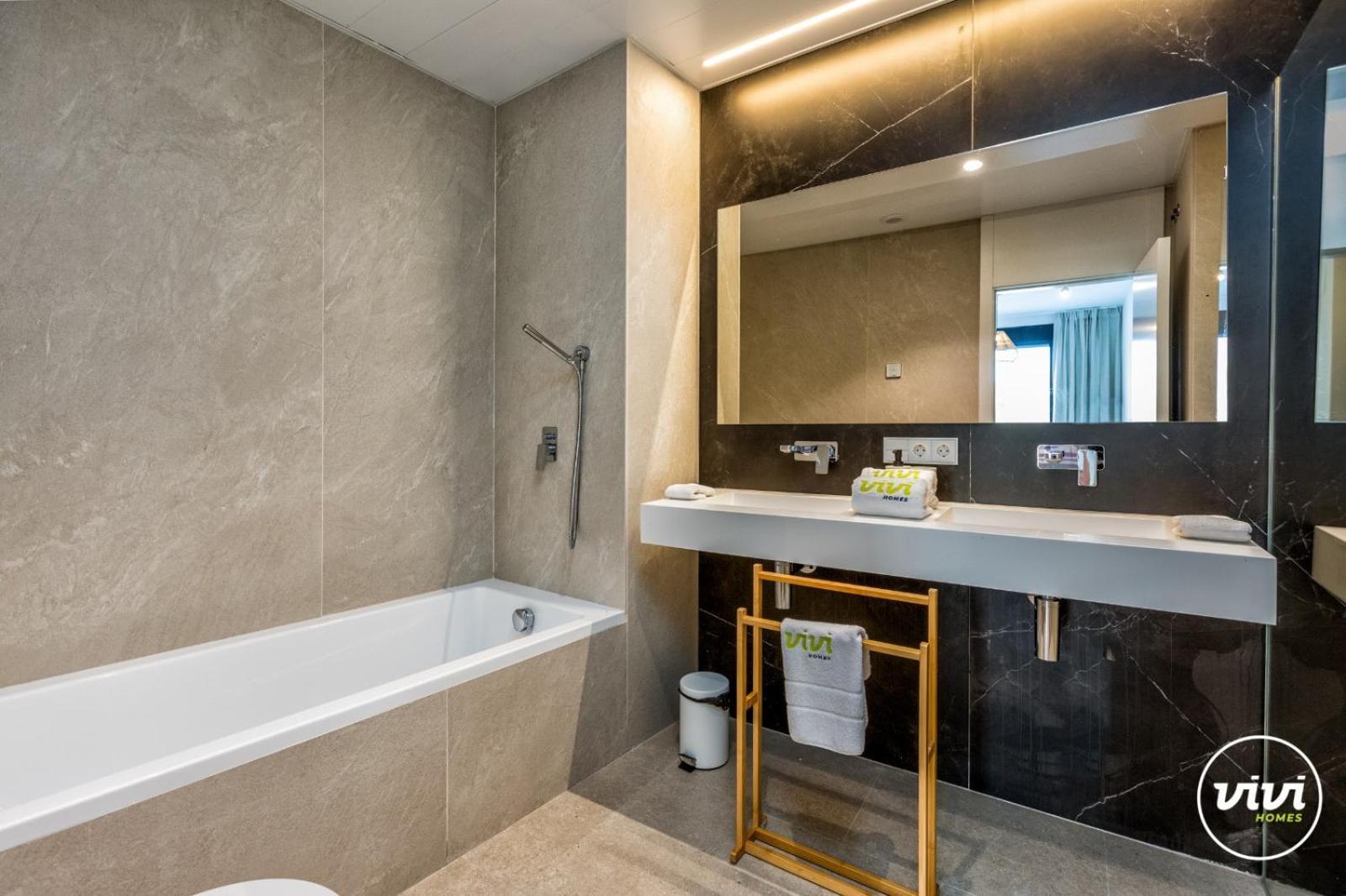 Appartement Vivi Homes - Rembrandt Pool, Sauna, Gym & Sea View