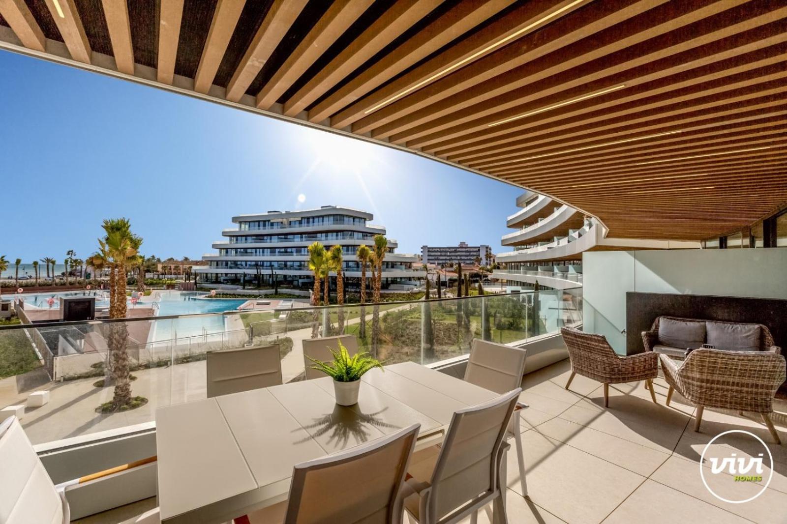 Appartement Vivi Homes - Rembrandt Pool, Sauna, Gym & Sea View