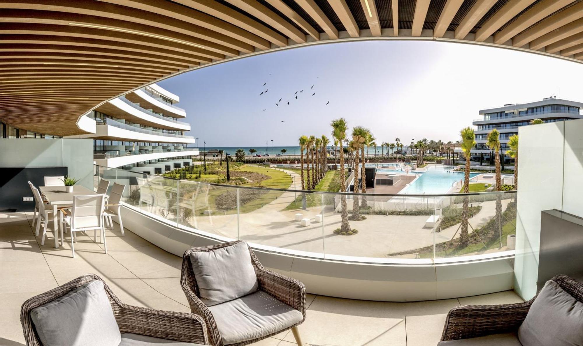 Appartement Vivi Homes - Rembrandt Pool, Sauna, Gym & Sea View